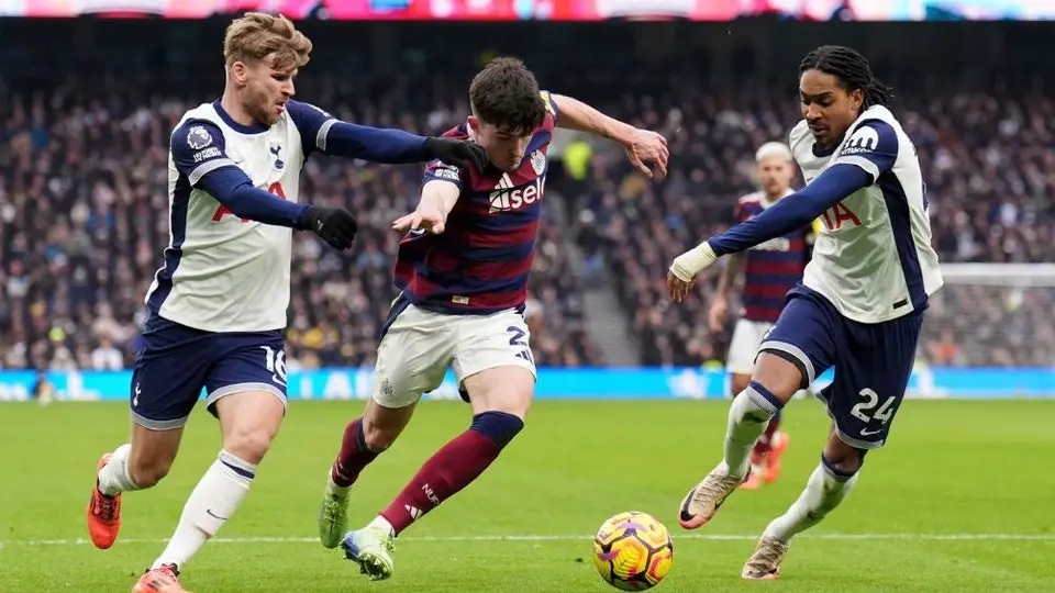 Newcastle remonta, vence al Tottenham y extiende su racha de victorias