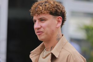 Lichnovsky regala jersey del América a Jorge Medina, exmiembro de la Banda El Limón