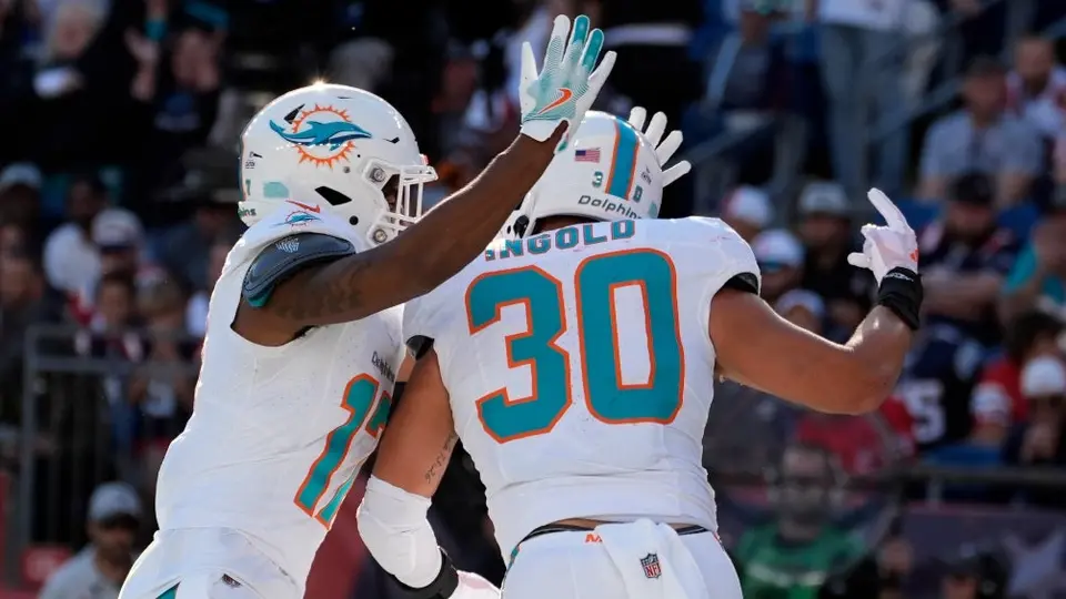 Dolphins vence 15-10 a Patriots en un partido plagado de penalizaciones