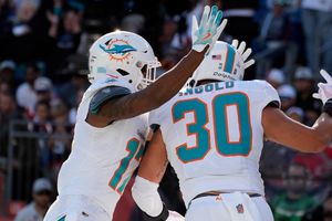 Dolphins vence 15-10 a Patriots en un partido plagado de penalizaciones