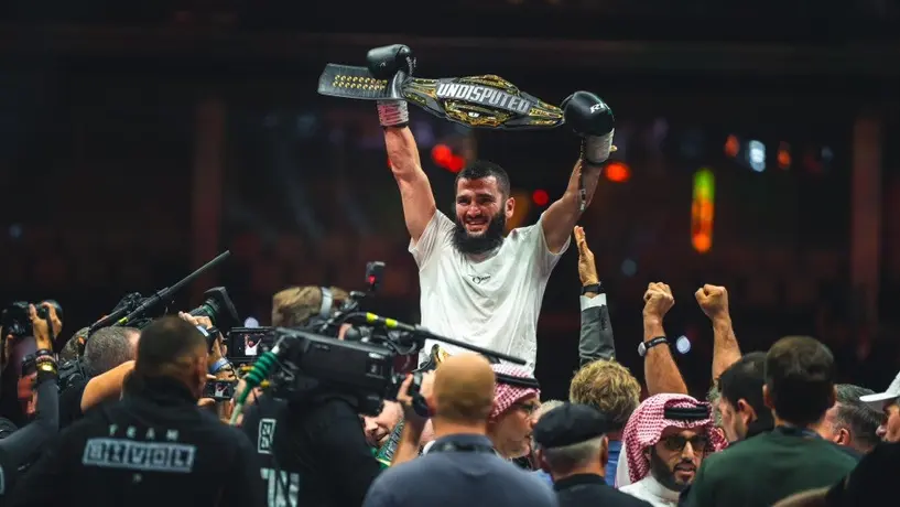 Beterbiev vence y deja irreconocible a Bivol; es campeón indiscutible de los semipesados