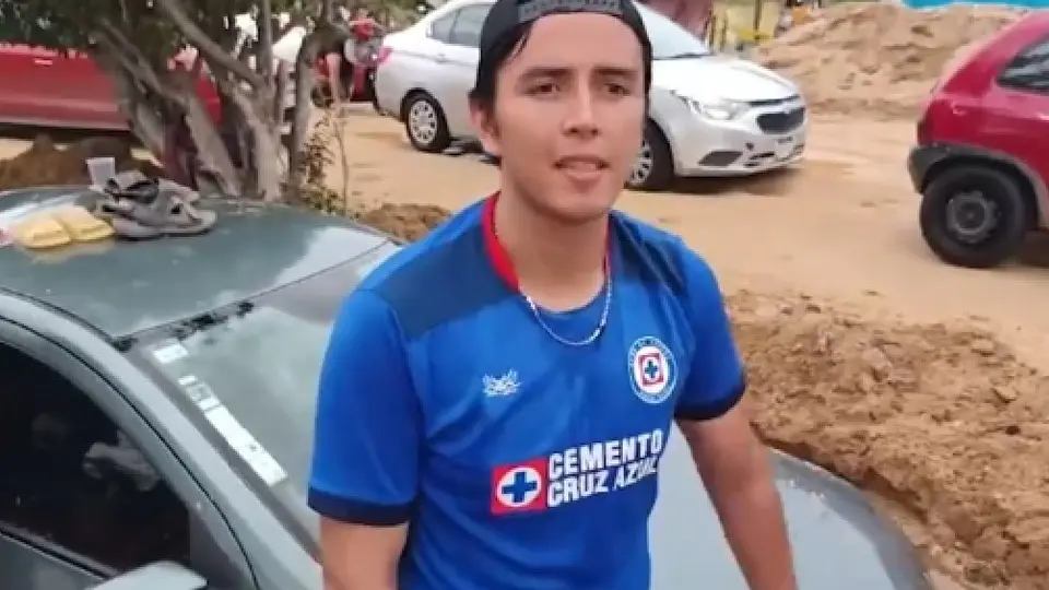 Aficionado del Cruz Azul rescata su auto en medio del Huracán John en Acapulco