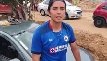 Aficionado del Cruz Azul rescata su auto en medio del Huracán John en Acapulco
