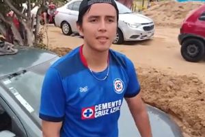 Aficionado del Cruz Azul rescata su auto en medio del Huracán John en Acapulco