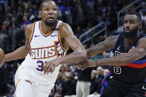 Durant y Booker conducen victoria de los Suns125-121 sobre Pistons