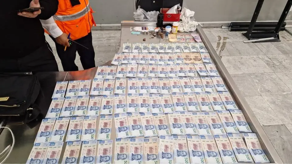Pasajera se hace viral por olvidar bolso con más de 53 mil pesos en el Aeropuerto de México