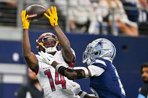 Porrista de Cowboys sufre 'balonazo' durante Dallas vs Washington