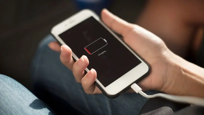 ¿Es malo dejar cargando tu celular toda la noche? Aquí te decimos