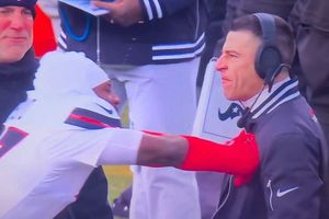 Kris Boyd y entrenador de equipos especiales protagonizan momento tenso en Chiefs vs Texans