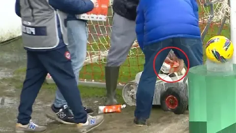 ¡Inaudito! Pintan líneas del campo con leche tras quedarse sin cal en juego de segunda división en Portugal