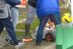 ¡Inaudito! Pintan líneas del campo con leche tras quedarse sin cal en juego de segunda división en Portugal