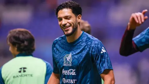 Raúl Jiménez convive y se toma fotos con aficionados tras el México vs Valencia