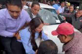 Auto en el que viajaba AMLO por poco atropella a mujer