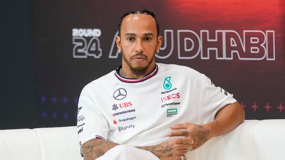 El peculiar mensaje que mandó Lewis Hamilton con sus atuendos en Abu Dhabi