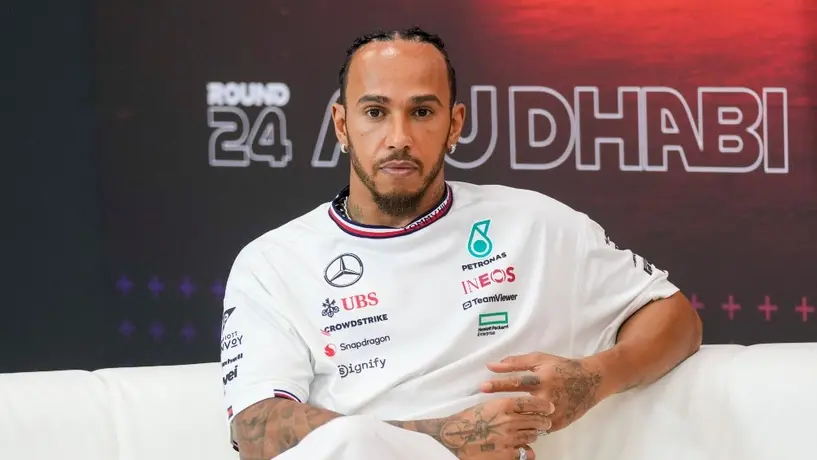 El peculiar mensaje que mandó Lewis Hamilton con sus atuendos en Abu Dhabi