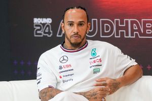 El peculiar mensaje que mandó Lewis Hamilton con sus atuendos en Abu Dhabi
