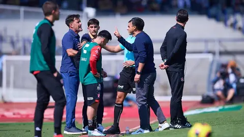 Gustavo Lema y Gonzalo Pineda protagonizan bronca en el Pumas vs Atlas