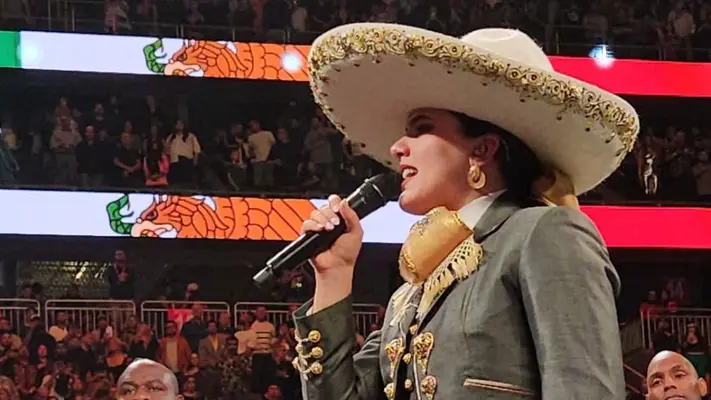 Camila Fernández se equivocó al entonar el himno en la pelea de Canelo vs Berlanga