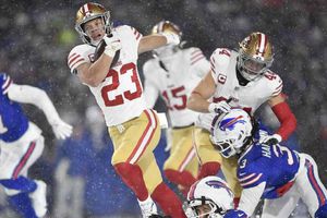 ¡Prenden las alarmas! Christian McCaffrey abandonó el juego ante Buffalo por lesión en la rodilla