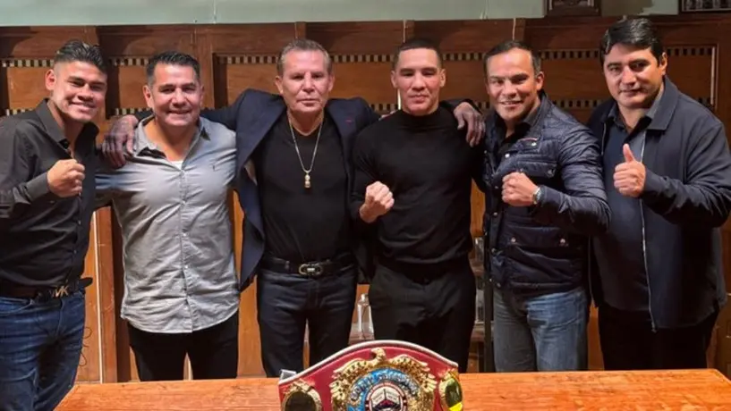 ¡Muchos campeonatos juntos! Julio César Chávez comparte foto con figuras del boxeo