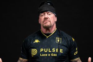 Undertaker modela la nueva jersey del Genoa de Johan Vásquez