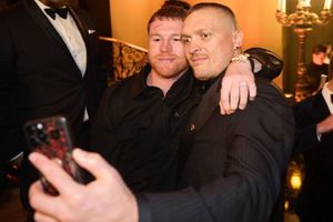 Oleksandr Usyk arrasa y supera a Canelo Álvarez para convertirse en Boxeador del Año