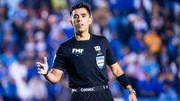 Polémica decisión de Adonaí Escobedo termina en penal de favor de Tigres