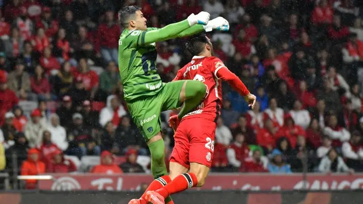 Felipe Ramos Rizo sobre choque entre Julio González y Paulinho: 'Esto es penal'