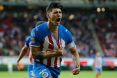 Chivas junta a sus dos últimos campeones de goleo con Alan Pulido y Chicharito