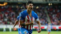 Chivas junta a sus dos últimos campeones de goleo con Alan Pulido y Chicharito