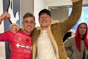 Ed Sheeran fichó a jugador de Premier League antes de concierto con Taylor Swift