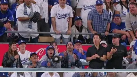 Aficionado de los Dodgers ‘invade’ el diamante con atrapadón