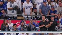 Aficionado de los Dodgers ‘invade’ el diamante con atrapadón