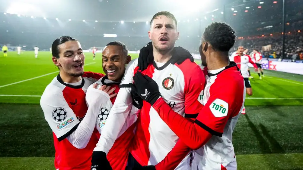 Giménez marcando doblete de Champions League | X: @Feyenoord