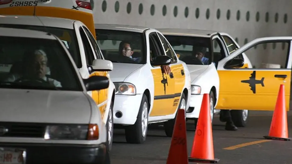 Taxis del AICM planean lanzar su propia aplicación para ofrecer servicio de viaje