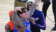 Jake Amy, aficionado del Thunder, gana 20 mil dólares al anotar desde media cancha