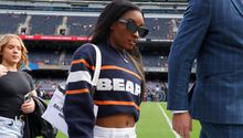 Simone Biles se luce con ropa de los Bears para apoyar a su esposo Jonathan Owens