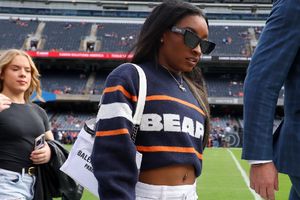 Simone Biles se luce con ropa de los Bears para apoyar a su esposo Jonathan Owens