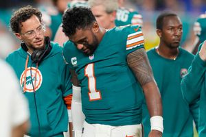 Tua Tagovailova no contempla el retiro de la NFL a pesar de constantes conmociones