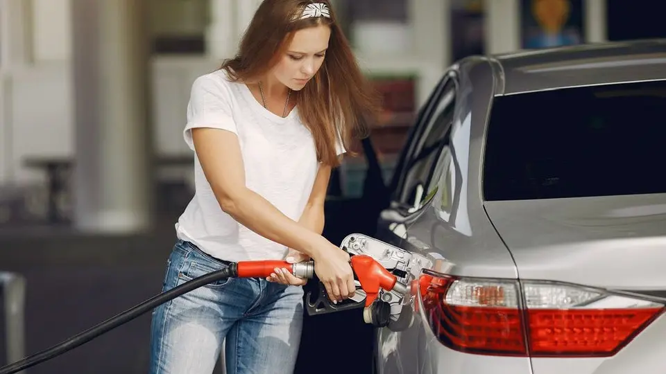 Por esta razón no debes de cargar gasolina con el tanque vacío