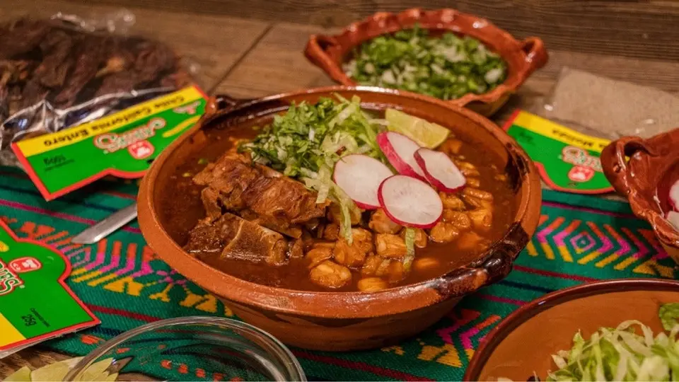 ¿Cuánto cuesta hacer un pozole para tus fiestas mexicanas? Aquí te decimos