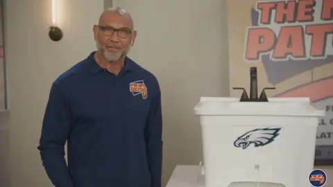 ¡Joyita! Batista aparece en divertido comercial del 'NFL Patch'