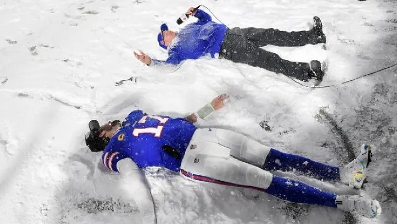 ¡Ángel de la victoria! Josh Allen y el Coach McDermott se divierten después del partido