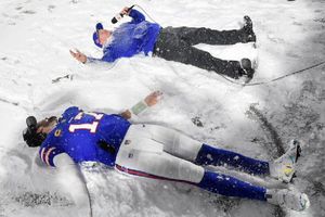 ¡Ángel de la victoria! Josh Allen y el Coach McDermott se divierten después del partido