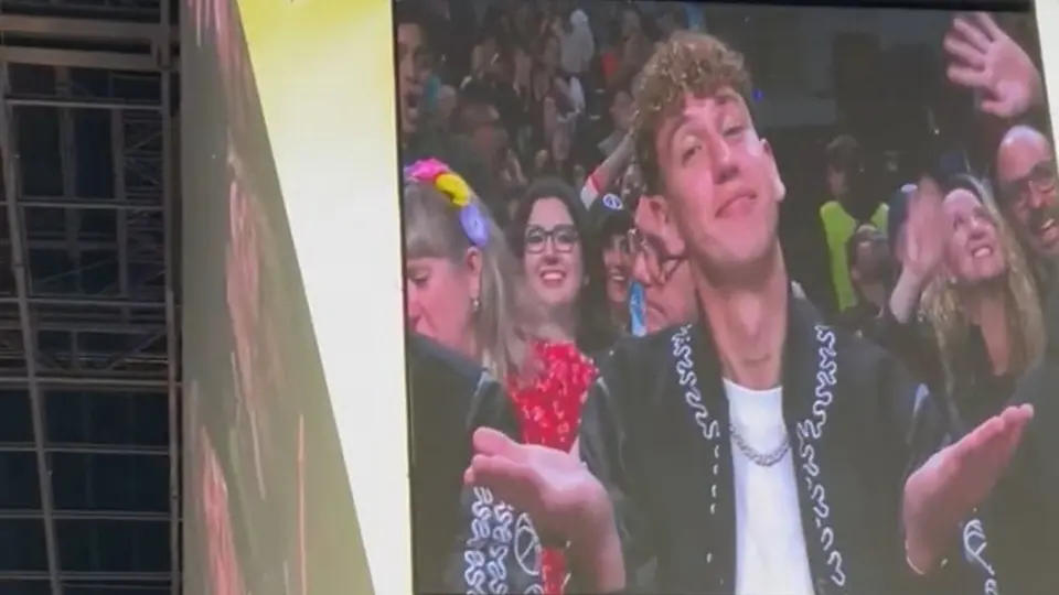 Abuchean a Igor Lichnovsky en la Arena CDMX durante el juego de NBA