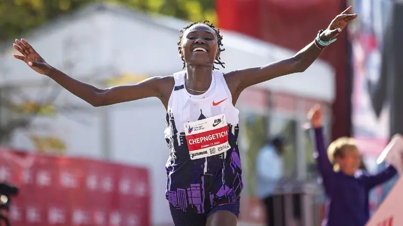 Ruth Chepngetich destroza el récord mundial por casi 2 minutos en el Maratón de Chicago