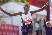 Ruth Chepngetich destroza el récord mundial por casi 2 minutos en el Maratón de Chicago