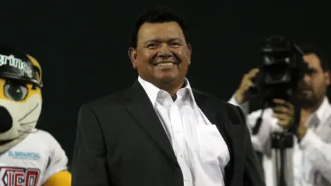 Julio César Chávez convoca a sus seguidores a pedir por la salud de Fernando Valenzuela