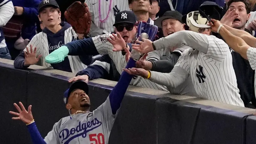 Aficionados de los Yankees son expulsados del Juego 5 de la Serie Mundial