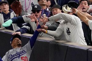 Aficionados de los Yankees son expulsados del Juego 5 de la Serie Mundial